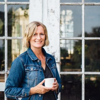 Christine Mittermayr von Textpoterie_handgemachtes Porzellan_mit textiler Struktur und mit Texten_auf der Töpferscheibe gedreht2
